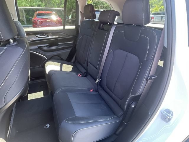 2022 Jeep Grand Cherokee Laredo 4x4