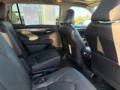 2026 Toyota Highlander Hybrid Platinum