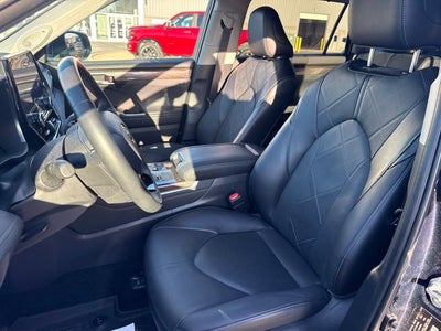 2025 Toyota Highlander Hybrid Platinum