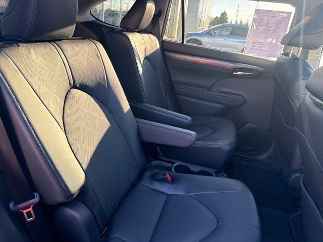 2025 Toyota Highlander Hybrid Platinum