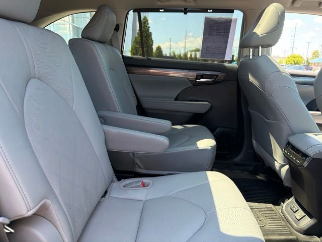2025 Toyota Highlander Platinum