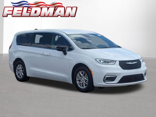 2025 Chrysler Pacifica Select's photo